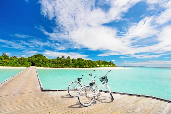 Bicicletas Para Vacaciones Románticas Hermosa Playa Tropical Isla Exótica Maldivas — Foto de Stock