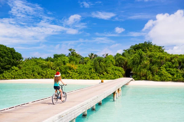 Vue Arrière Jeune Fille Portant Chapeau Père Noël Vélo Équitation — Photo