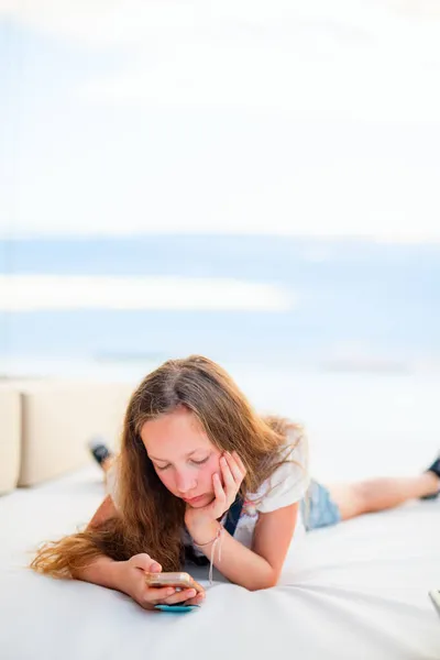 Casual Portret Van Tiener Meisje Met Mobiele Telefoon Buiten Zomerdag — Stockfoto