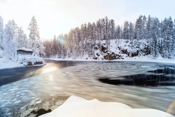 芬兰拉普兰Oulanka国家公园被河流覆盖的积雪小木屋冬季景致壮丽 — 图库照片