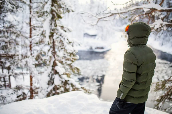 Vista Trasera Adolescente Disfrutando Una Vista Impresionante Del Paisaje Invernal —  Fotos de Stock