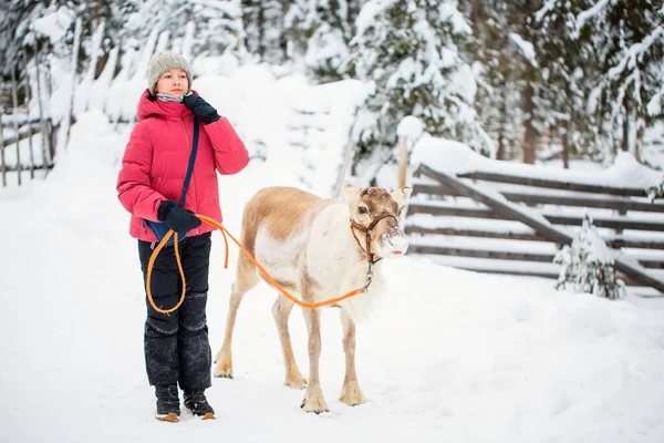 Entzückendes Mädchen Teenageralter Beim Spaziergang Mit Rentieren Winterwald Lappland — Stockfoto