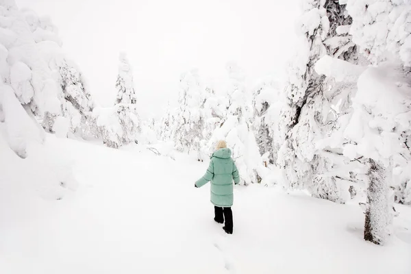 Jovem Caminhando Floresta Inverno Entre Árvores Cobertas Neve Lapônia Finlândia — Fotografia de Stock