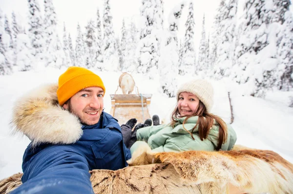 Gelukkige Paar Rendieren Safari Winter Bos Lapland Finland — Stockfoto