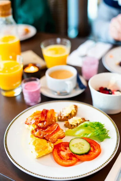 Leckeres Frühstück Mit Omelett Speck Und Gemüse — Stockfoto