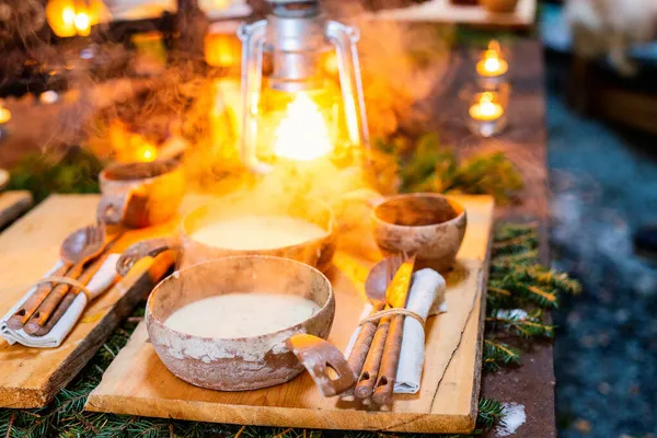 Schüssel Mit Köstlicher Pilzcremesuppe Serviert Einer Lappischen Hütte Offenen Feuer — Stockfoto