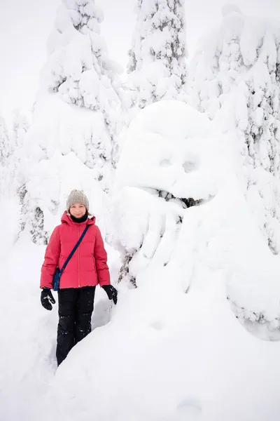 Laponya Finlandiya Kış Ormanlarında Komik Kar Hayaleti Ağacının Yanında Tatlı — Stok fotoğraf