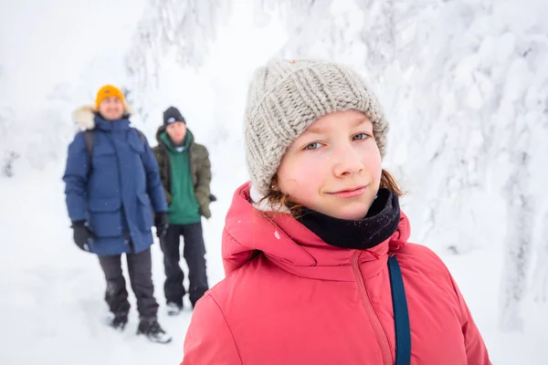 Retrato Bela Adolescente Sua Família Neve Coberto Floresta Inverno Lapônia — Fotografia de Stock