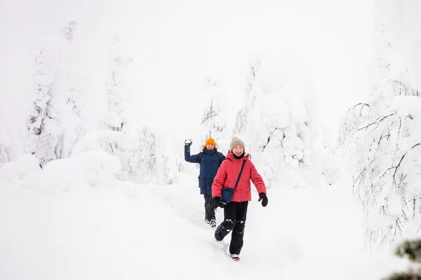 Familia Padre Hija Divirtiéndose Jugando Bosque Invierno Cubierto Nieve Laponia —  Fotos de Stock