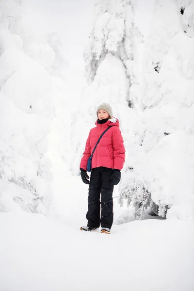 Cute Pre Teen Dziewczyna Spacery Lesie Zimowym Wśród Pokrytych Śniegiem — Zdjęcie stockowe