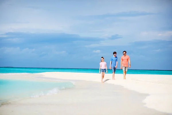 父亲和孩子们在热带岛屿享受夏季海滩度假 — 图库照片