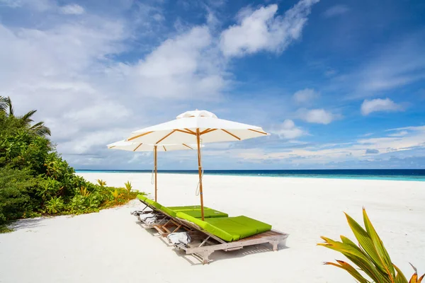 Drewniane Leżaki Plaży Tropikalnych Malediwy — Zdjęcie stockowe