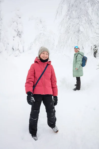 Finlandiya Nın Laponya Karla Kaplı Ormanlarında Ailesiyle Vakit Geçiren Küçük — Stok fotoğraf