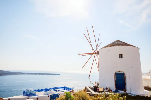 ギリシャのサントリーニ島のOia村のエーゲ海を見下ろす伝統的な白い風車 — ストック写真