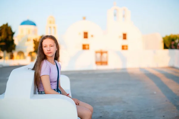 Cute Pre Teen Girl Enjoying Breathtaking Sunset View Oia Village — Stock Photo, Image