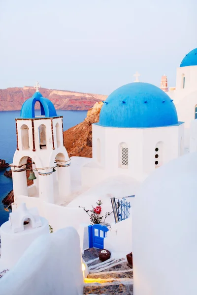 Blauwe Koepel Kerk Oia Met Uitzicht Spectaculaire Caldera Omliggende Prachtige — Stockfoto