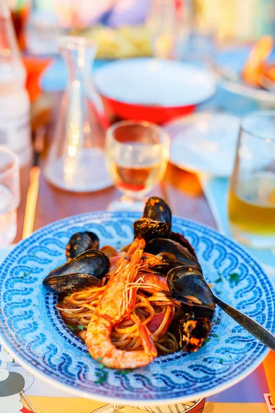Delicioso Espaguete Frutos Mar Com Camarões Mexilhões Servido Com Vinho — Fotografia de Stock