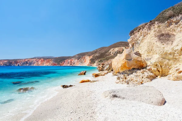 Idyllic Beach Surrounded Beautiful Cliffs Dotted Sea Caves Greek Island — Stock Photo, Image