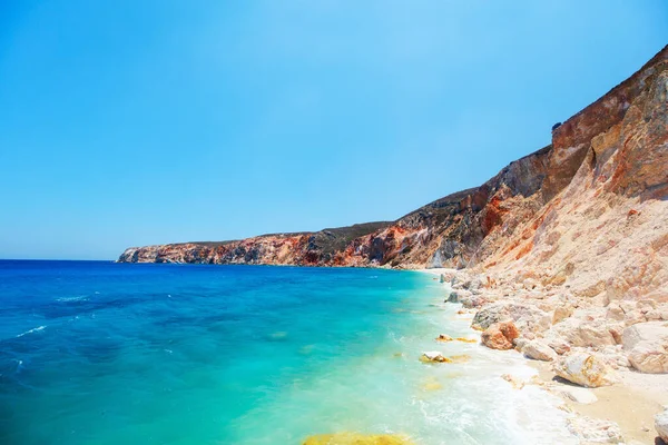 Idylliska Stranden Omgiven Vackra Klippor Prickade Med Havsgrottor Grekiska Milos — Stockfoto