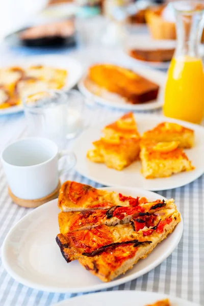 Lahodná Domácí Pizza Podávaná Snídani Čerstvým Džusem Šálkem Horké Kávy — Stock fotografie