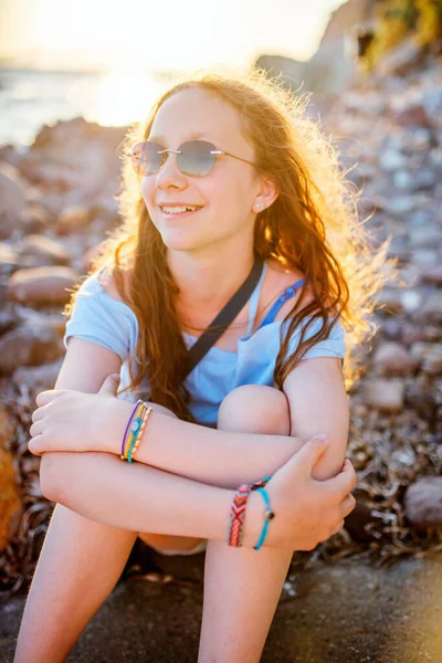 夏の日にビーチで夕日を楽しむ愛らしい十代の女の子 — ストック写真
