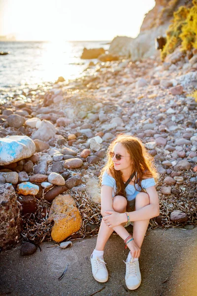 夏日在海滩上欣赏落日的可爱少女 — 图库照片