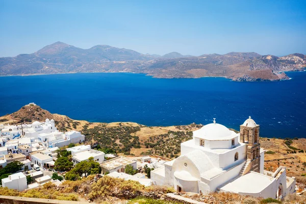 伝統的な白化されたギリシャ正教会とミロス島のプラカ村の素晴らしい景色 — ストック写真