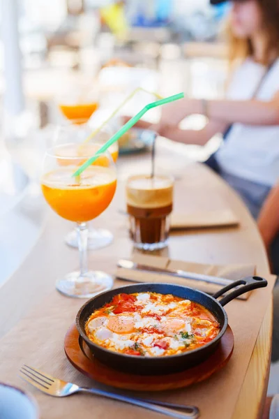 Görög Stílusú Shakshuka Tojás Paradicsomszószban Feta Sajttal Tálalva Serpenyőben Reggelire — Stock Fotó