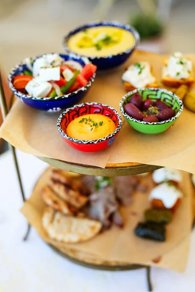 Selectie Van Traditionele Griekse Meze Fava Griekse Salade Gevulde Druivenbladeren — Stockfoto