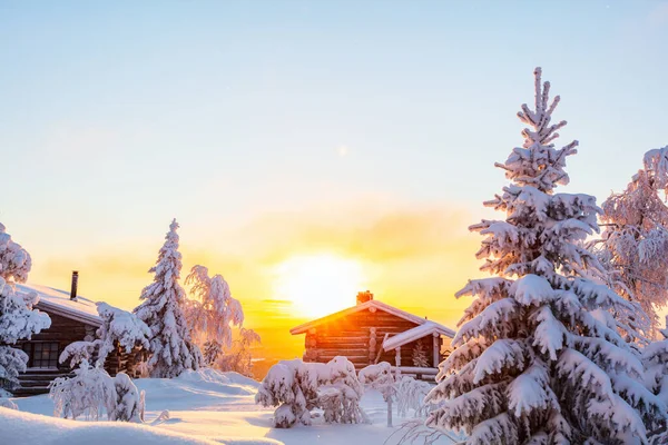 Hermoso Paisaje Invernal Con Cabaña Madera Árboles Cubiertos Nieve Atardecer — Foto de Stock