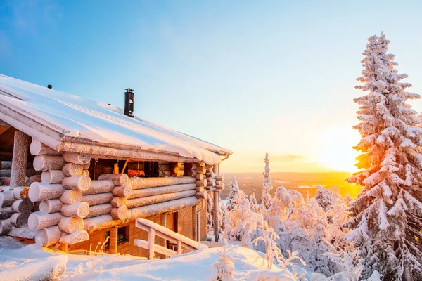 Piękny Zimowy Krajobraz Drewnianą Chatą Pokrytymi Śniegiem Drzewami Zachodzie Słońca — Zdjęcie stockowe