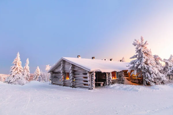 Linda Paisagem Inverno Com Cabana Madeira Árvores Cobertas Neve Lapônia — Fotografia de Stock