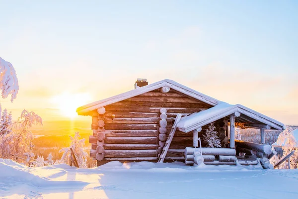 Beau Paysage Hivernal Avec Cabane Bois Arbres Enneigés Coucher Soleil — Photo