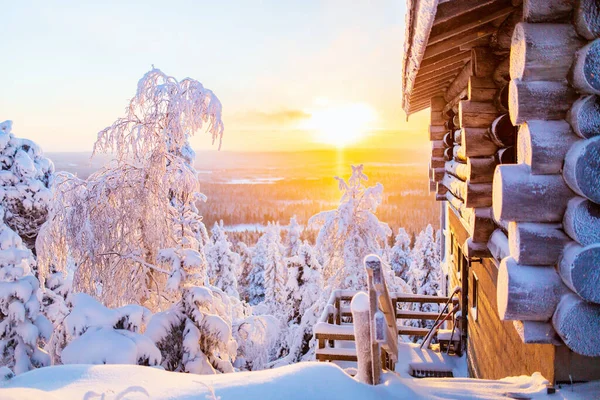 Όμορφο Χειμερινό Τοπίο Ξύλινη Καλύβα Και Χιονισμένα Δέντρα Στο Ηλιοβασίλεμα — Φωτογραφία Αρχείου
