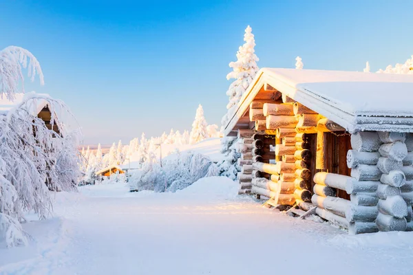 Prachtig Winterlandschap Met Houten Hut Besneeuwde Bomen Lapland Finland — Stockfoto