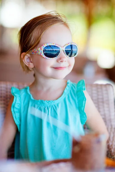 Ευτυχισμένη Κοριτσάκι Που Φοράει Γυαλιά Ηλίου Εξωτερικούς Χώρους — Φωτογραφία Αρχείου
