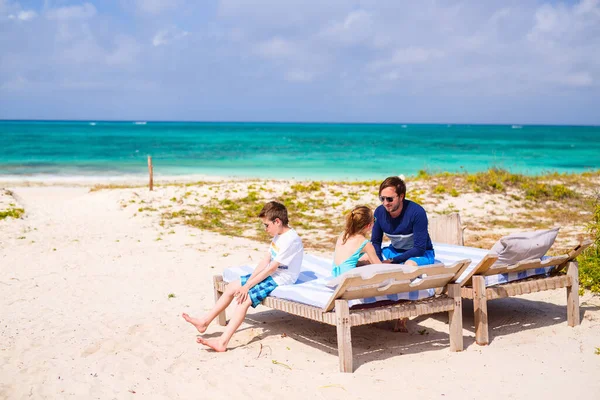 Far Och Barn Njuter Sommaren Strandsemester Tropiska — Stockfoto