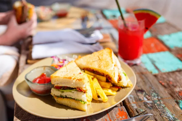 Delicioso Clube Fresco Sanduíche Batatas Fritas Servidas Para Almoço — Fotografia de Stock