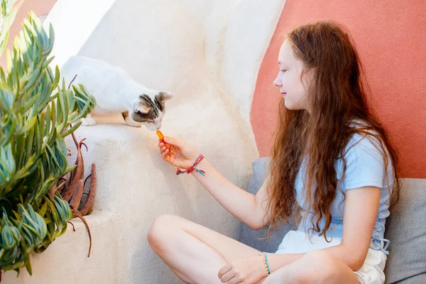 Adorável Adolescente Idade Menina Livre Partilha Alimentos Com Gato — Fotografia de Stock