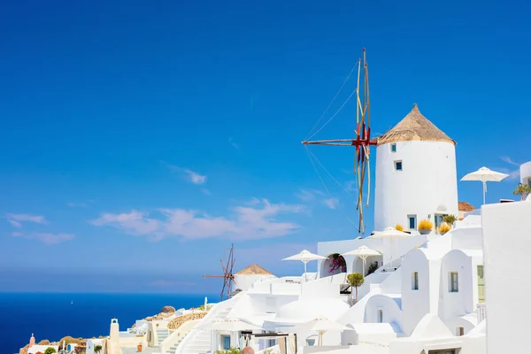 Tradiční Bílý Větrný Mlýn Výhledem Egejské Moře Vesnici Oia Ostrově — Stock fotografie