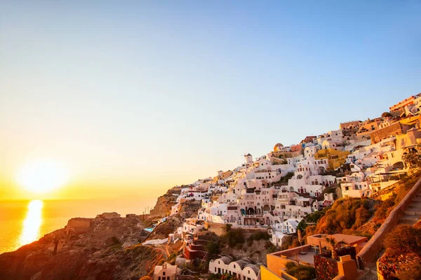 Vista Deslumbrante Pôr Sol Aldeia Oia Com Arquitetura Branca Tradicional — Fotografia de Stock