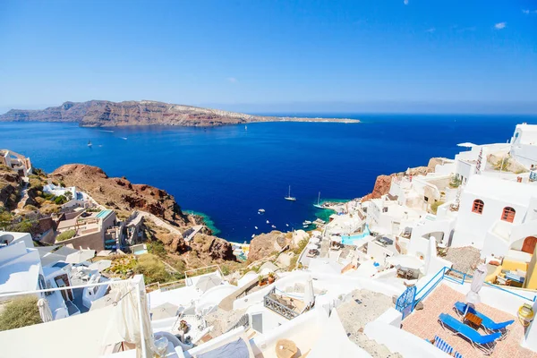 Adembenemend Uitzicht Oia Dorp Met Traditionele Witte Architectuur Blauw Koepelvormige — Stockfoto