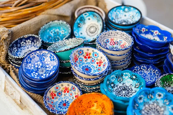 Pequenos Pratos Cerâmica Coloridos Para Venda Mercado — Fotografia de Stock