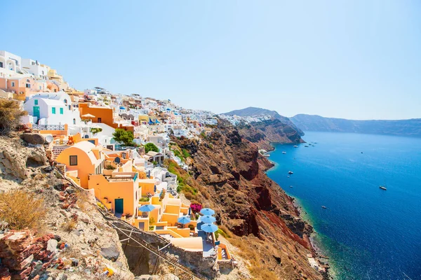 Impresionante Vista Del Pueblo Oia Con Arquitectura Blanca Tradicional Iglesias —  Fotos de Stock