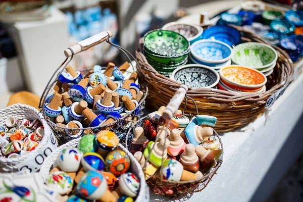 五彩缤纷的陶瓷纪念品在希腊市场上销售 — 图库照片