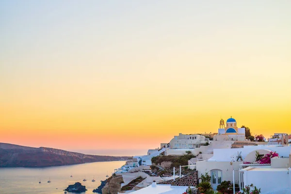 Úchvatný Pohled Ostrov Santorini Řecku Tradiční Bílou Architekturou Modře Klenutými — Stock fotografie