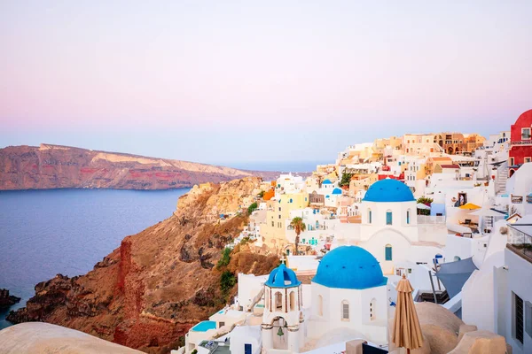 Blauwe Koepel Kerk Oia Met Uitzicht Spectaculaire Caldera Omliggende Prachtige — Stockfoto