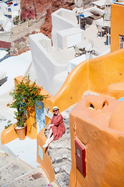 Jonge Vrouw Geniet Van Wandeling Rond Adembenemend Oia Dorp Santorini — Stockfoto