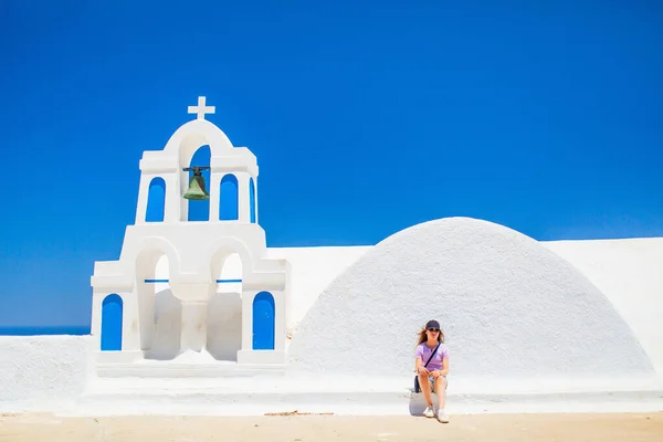 Piękna Nastolatka Wakacjach Spędzających Czas Wiosce Oia Wyspie Santorini Grecja — Zdjęcie stockowe