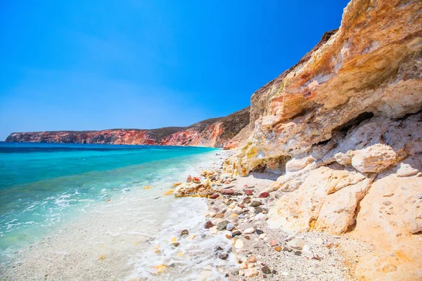 Идиллический Пляж Окружении Красивых Скал Усеянных Морскими Пещерами Греческом Острове — стоковое фото